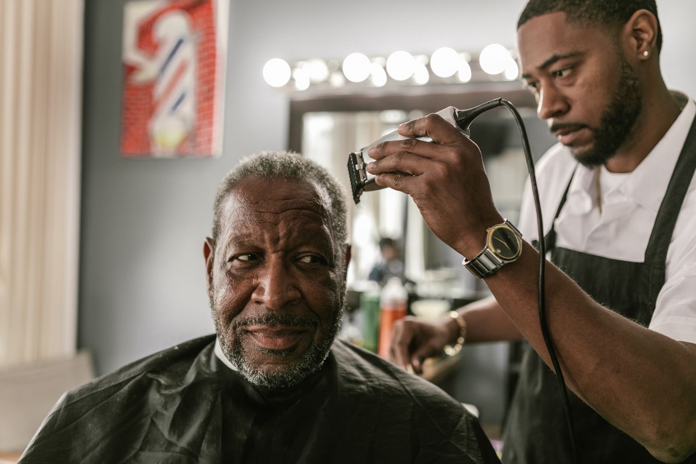 Barber realizând o tunsoare